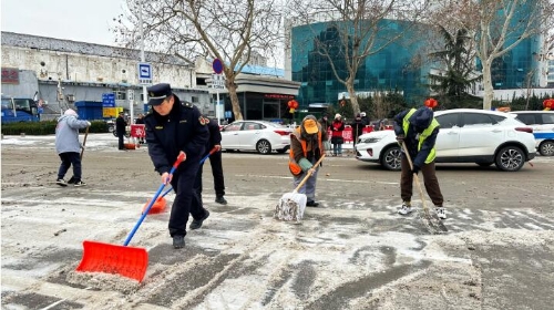 出動除雪車輛156臺 使用融雪劑400余噸 “城管人”迎“寒”而上鏟冰除雪保暢通